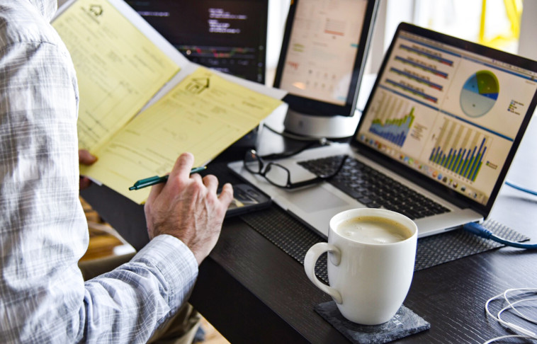 entrepreneur-devant-son-bureau